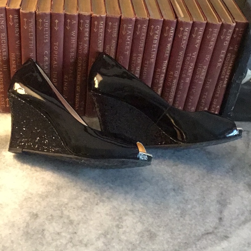 Lilly Pulitzer Black Patent Peep Toe Glitter Resort Chic Wedge Shoes EUC 6.5 - Picture 3 of 7